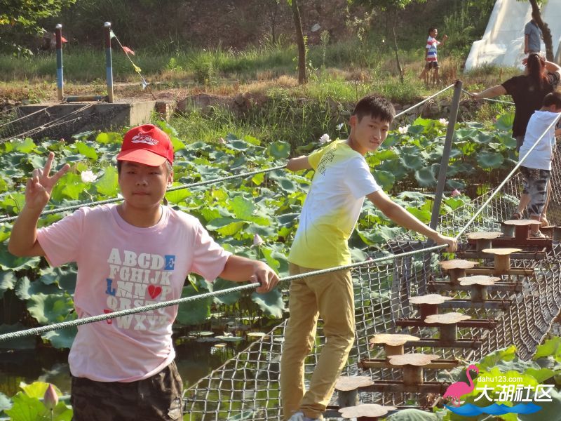 两小伙过惊险索桥