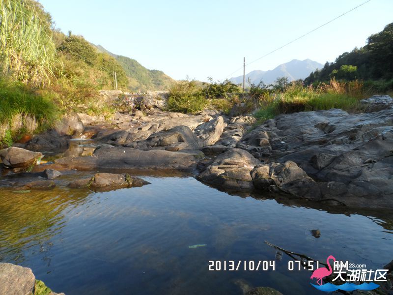 箬岭古道路旁山谷